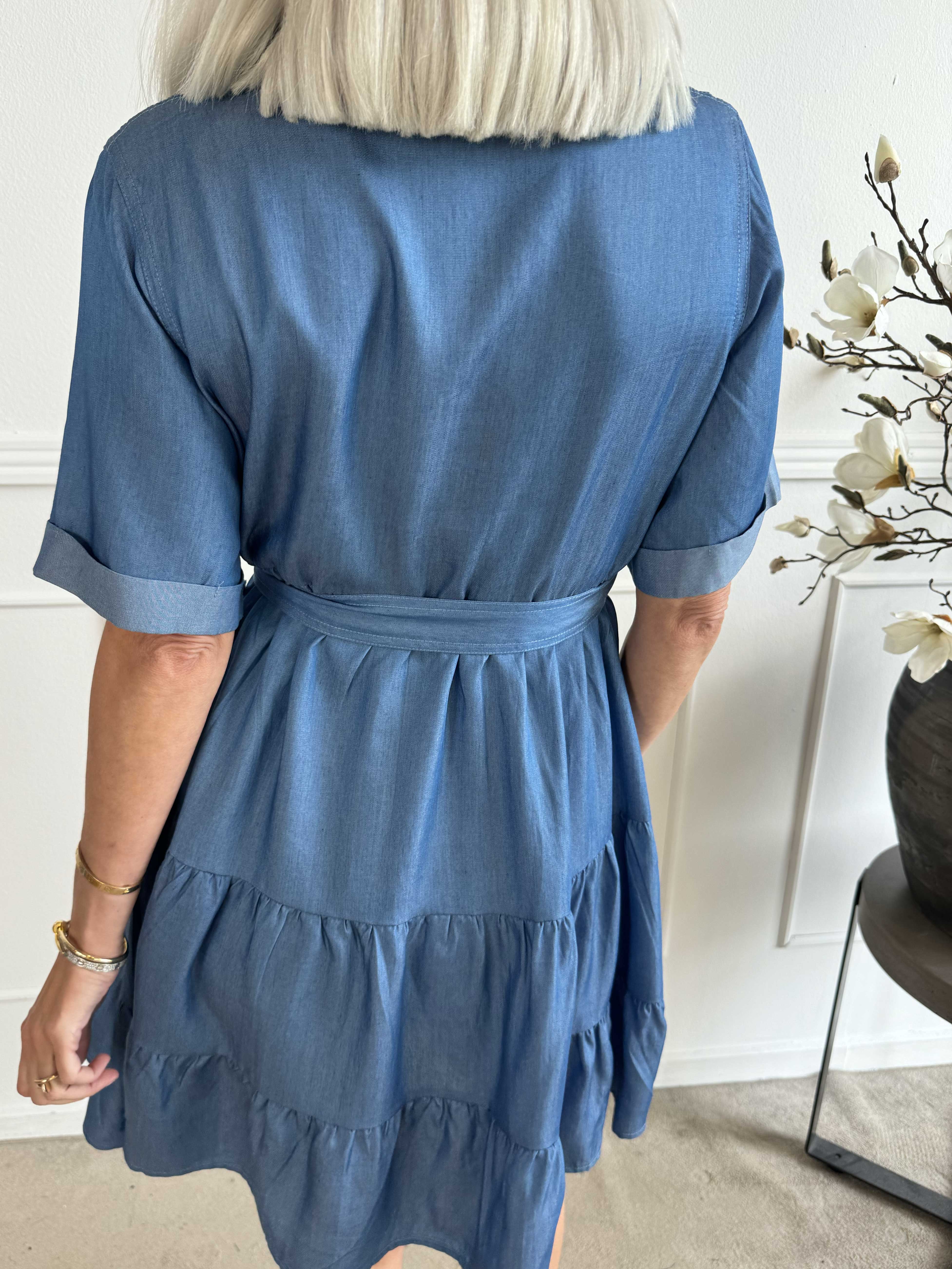 Kaija - Söt kort klänning i denim med lager-på-lager-look